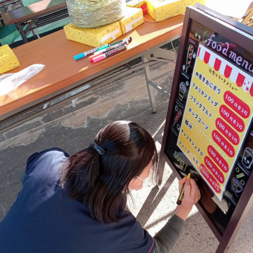 只今フードブース準備中！！