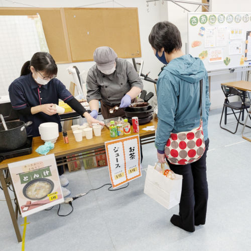 屋内で温かいとん汁をどうぞ